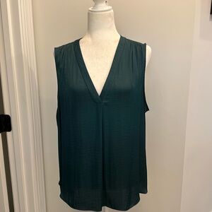 Vince Camuto Sleeveless Emerald Green V-neck Camisole. Zise XL
